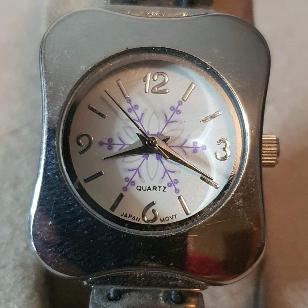 🦋10/$20🦋 Accutime Silver/White Stretchy Snowflake Women's Charm Watch
